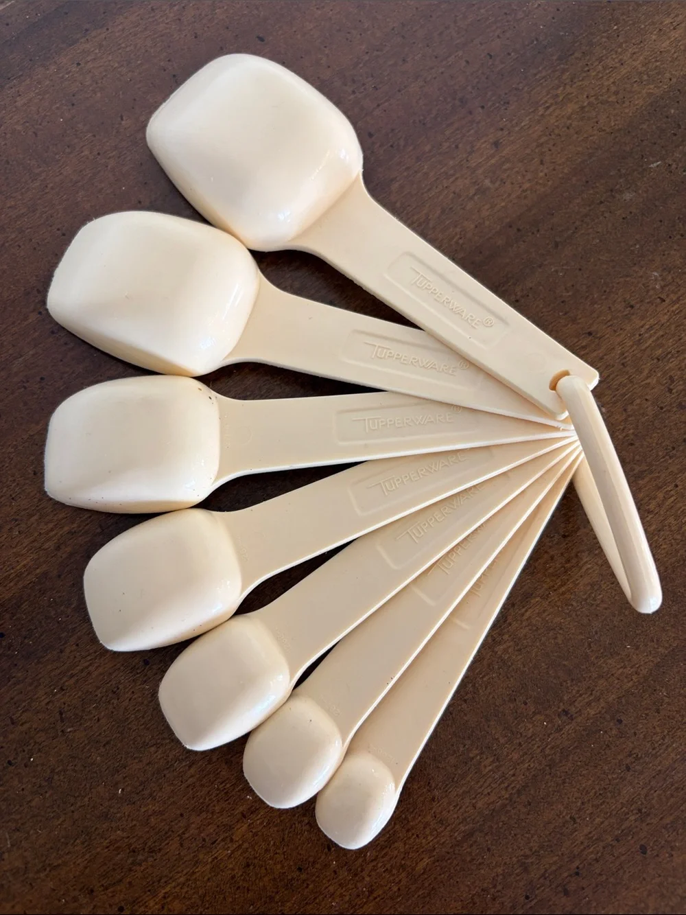 Tupperware Vinrage beige Plastic Measuring Spoon Set 7 Piece with Triangle Ring